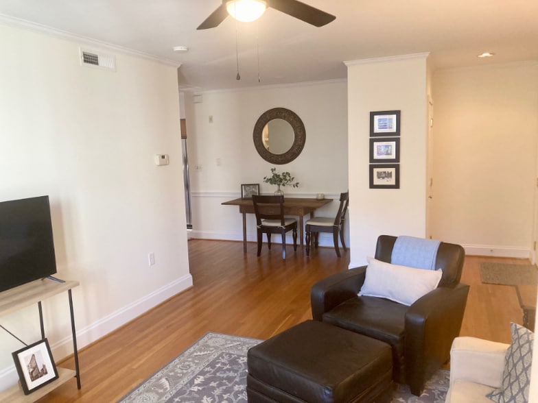 Building Photo - 36 E Lock Ln