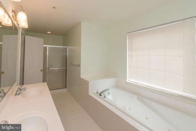 Building Photo - 117 Longpoint Way