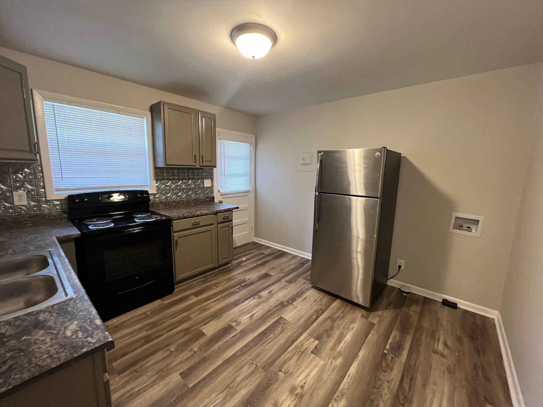 Building Photo - 857 Bellevue St