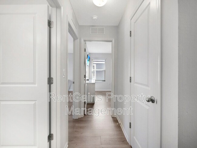 Building Photo - 597 Meadow Ridge Dr