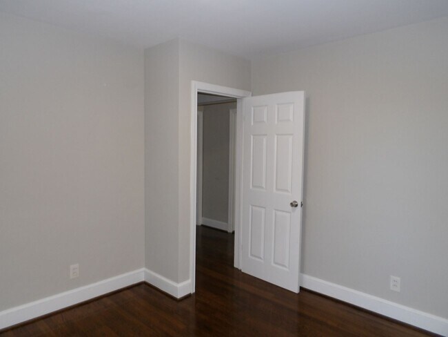 Building Photo - 506 James Ave