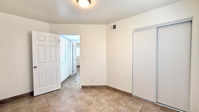 Building Photo - 1712 E Pepper Cir