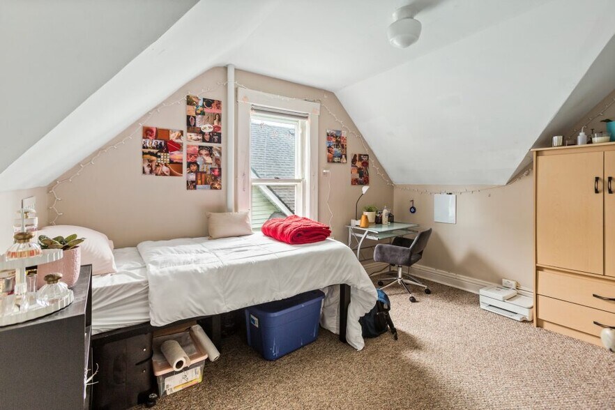 3rd floor single room, $869, view 1. - 433 Hamilton Pl