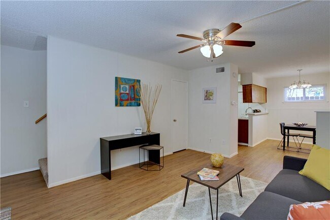 Building Photo - 816 W N Loop Blvd