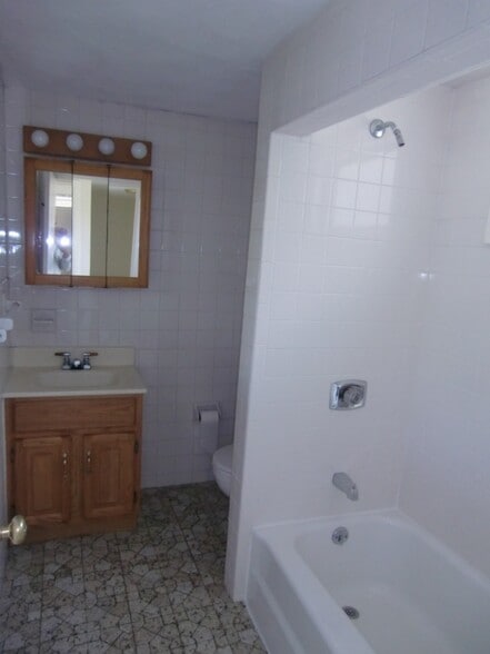 Building Photo - 26 Summer Ave