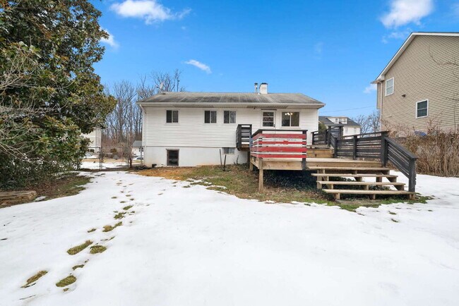 Building Photo - Spacious Single-Family Home with Versatile Living Spaces