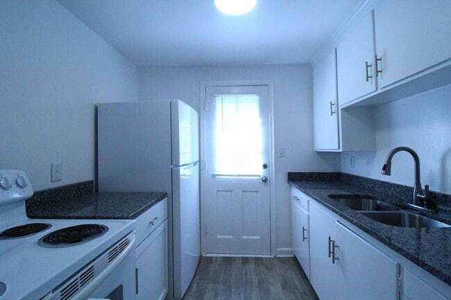 Building Photo - One Bedroom Duplex in North Kansas City
