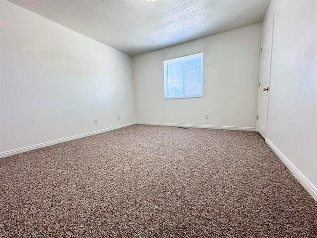 Building Photo - 585 W 350 N