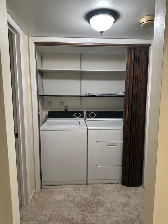 Building Photo - Waterbury Way condominium - utilities included