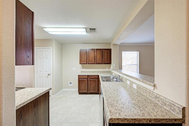 Building Photo - 921 Dexter Dr