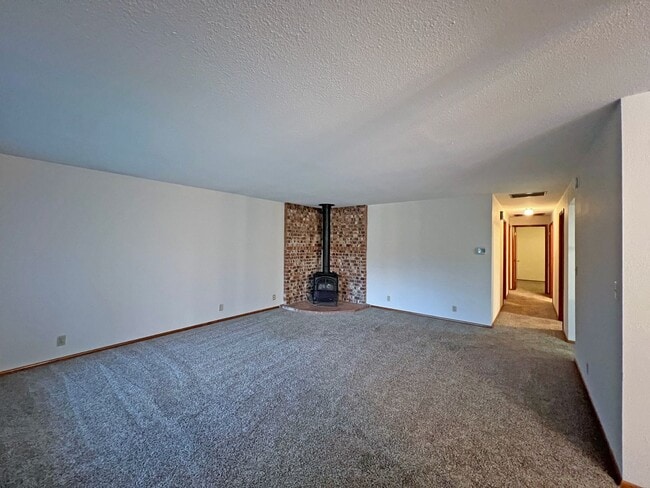 Building Photo - Adorable Three Bedrooom in Edgewood