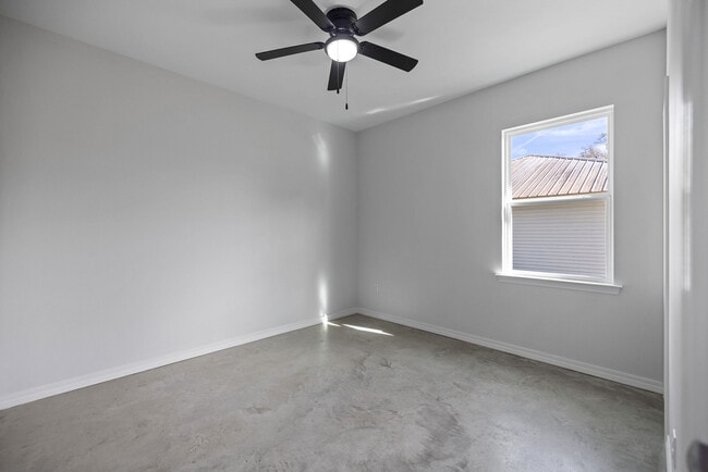 Building Photo - 608 E Beech St