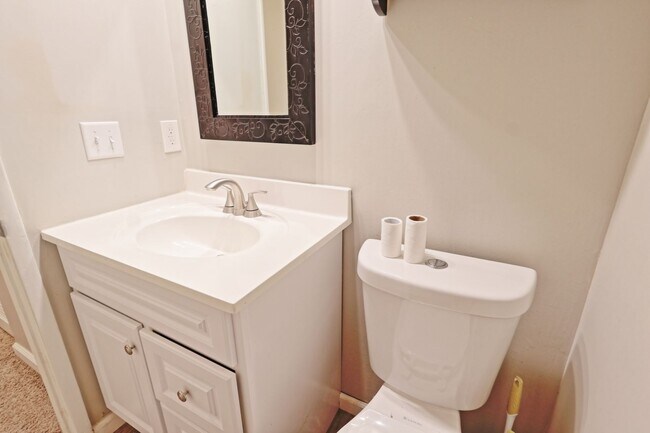 Building Photo - 975 Barbizon Dr