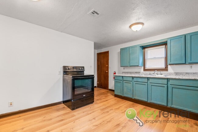 Building Photo - 3 Bedroom 1 Bath for rent | Seneca and McC...