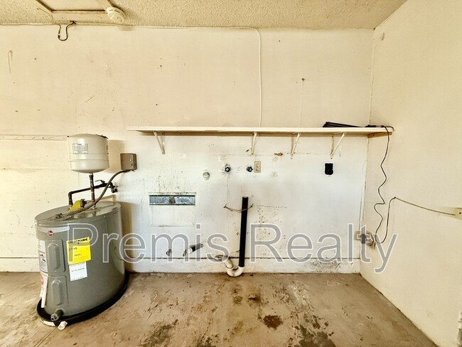 Building Photo - 2381 Timbercrest Cir W