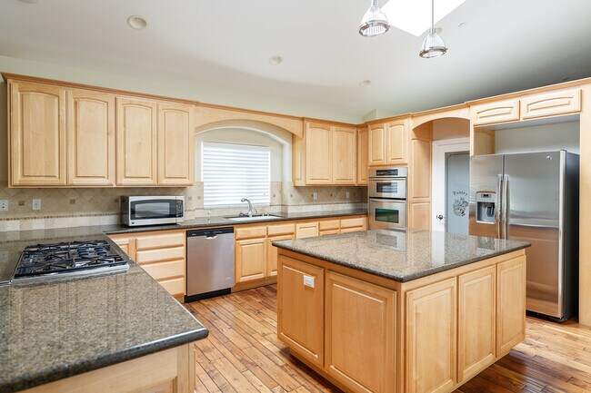 Building Photo - 2104 Perry Ave