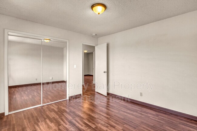 Building Photo - 1446 Skyview Dr