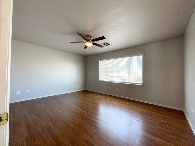 Building Photo - Beautiful 2 story 3 car garage single fami...