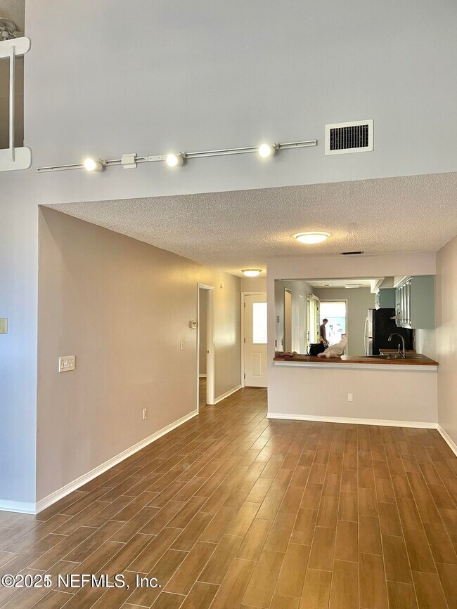Building Photo - 1185 W Romaine Cir