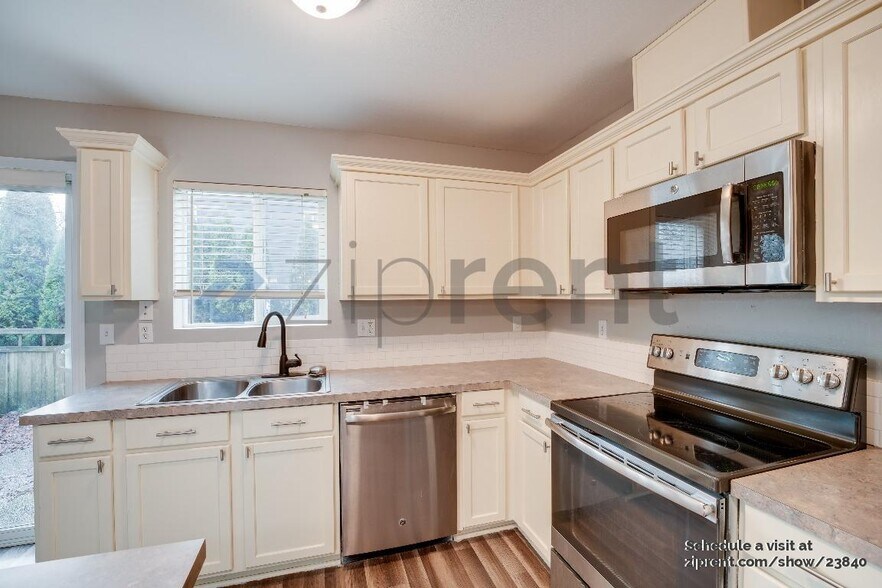 Building Photo - 4406 Roxanna Loop SE