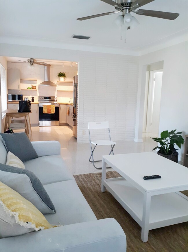 Living room / kitchen - 935 NE 18th Ct