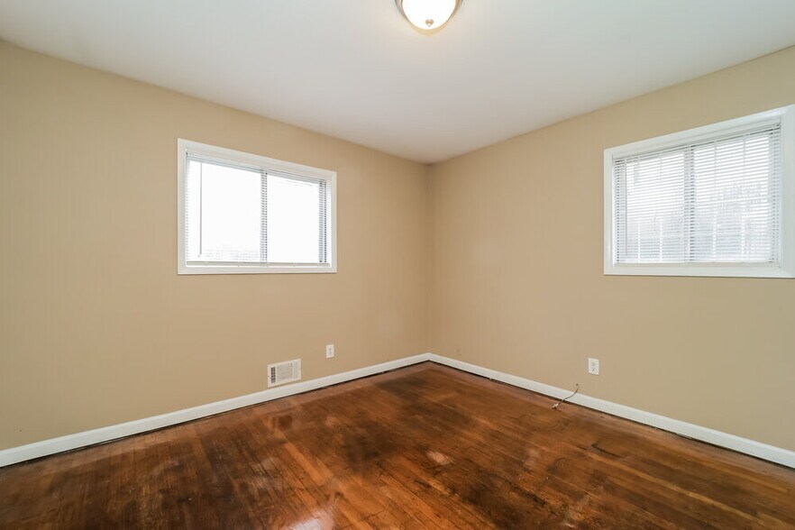 Building Photo - 6237 Continental Cir