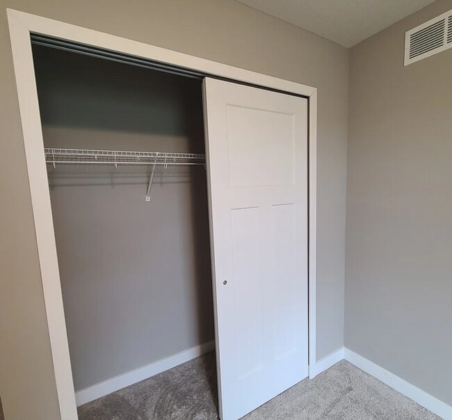 Building Photo - Beautiful 4bed 3.5bath End Unit Townhome With Walk-Out Basement!