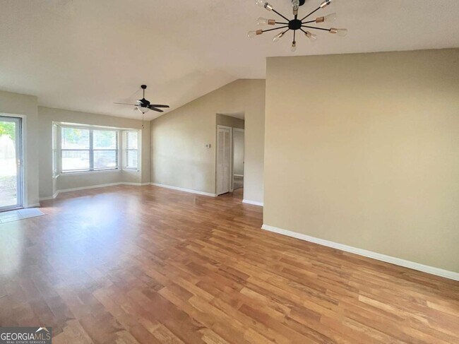 Building Photo - 317 Lake View Dr