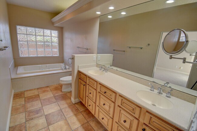 Building Photo - Beautiful NE Heights 3-4 Bedoom with Amazi...