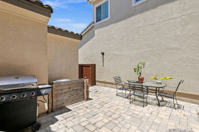 Building Photo - Love your life at Escaya in Chula Vista! 4Bed/2.5Ba attached garage home for rent