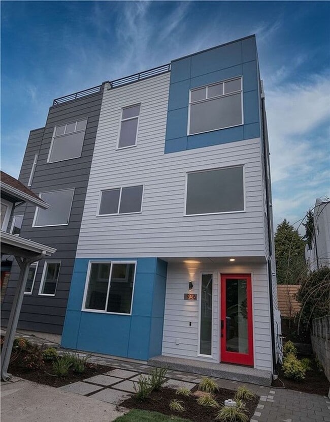 Building Photo - Air-Conditioned Seattle Townhome with Rooftop Deck & Mt. Rainier Views