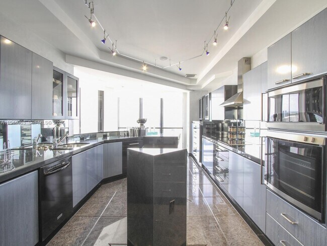 Building Photo - 2000 Island Blvd