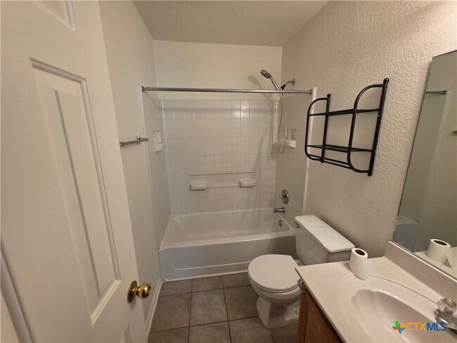 Building Photo - 2402 Mikulec Dr