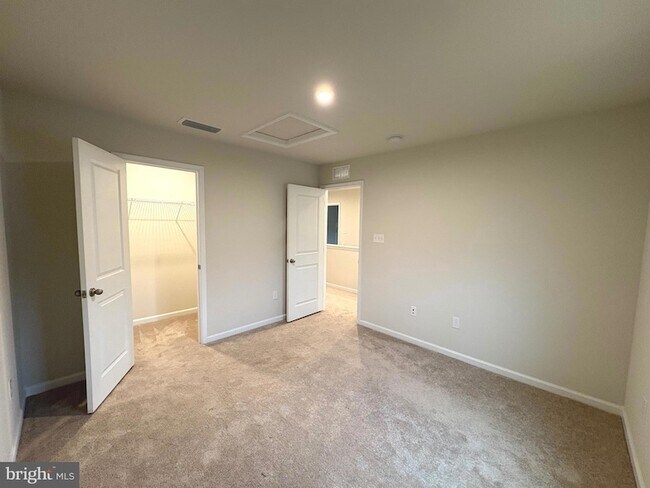 Building Photo - 27003 Greenleaf Dr