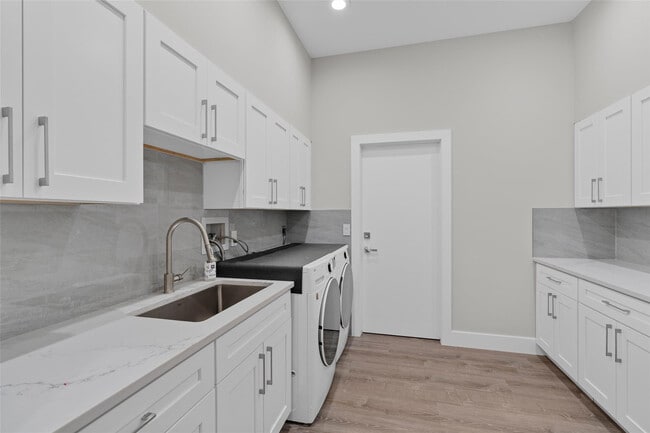 Building Photo - 9010 Gardens Glen Cir