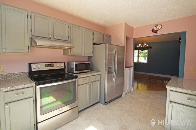 Building Photo - Bright and Spacious Home with a Fantastic Layout and Outdoor Space