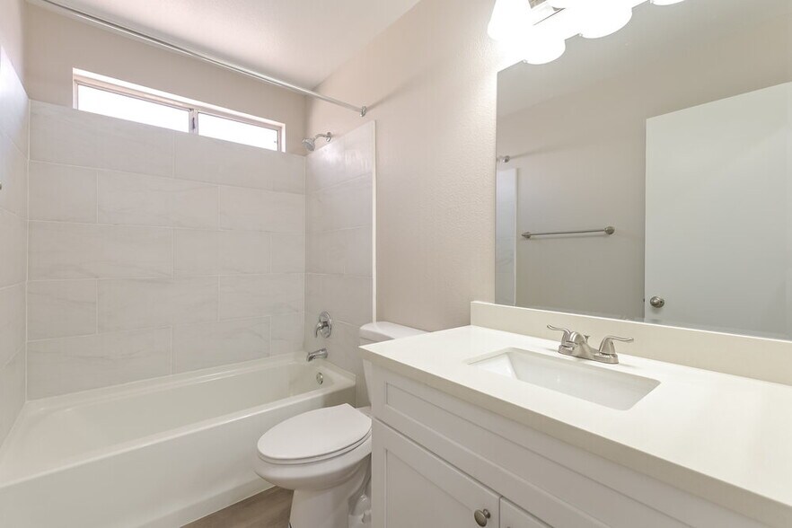 Building Photo - 5256 Del Lago Dr