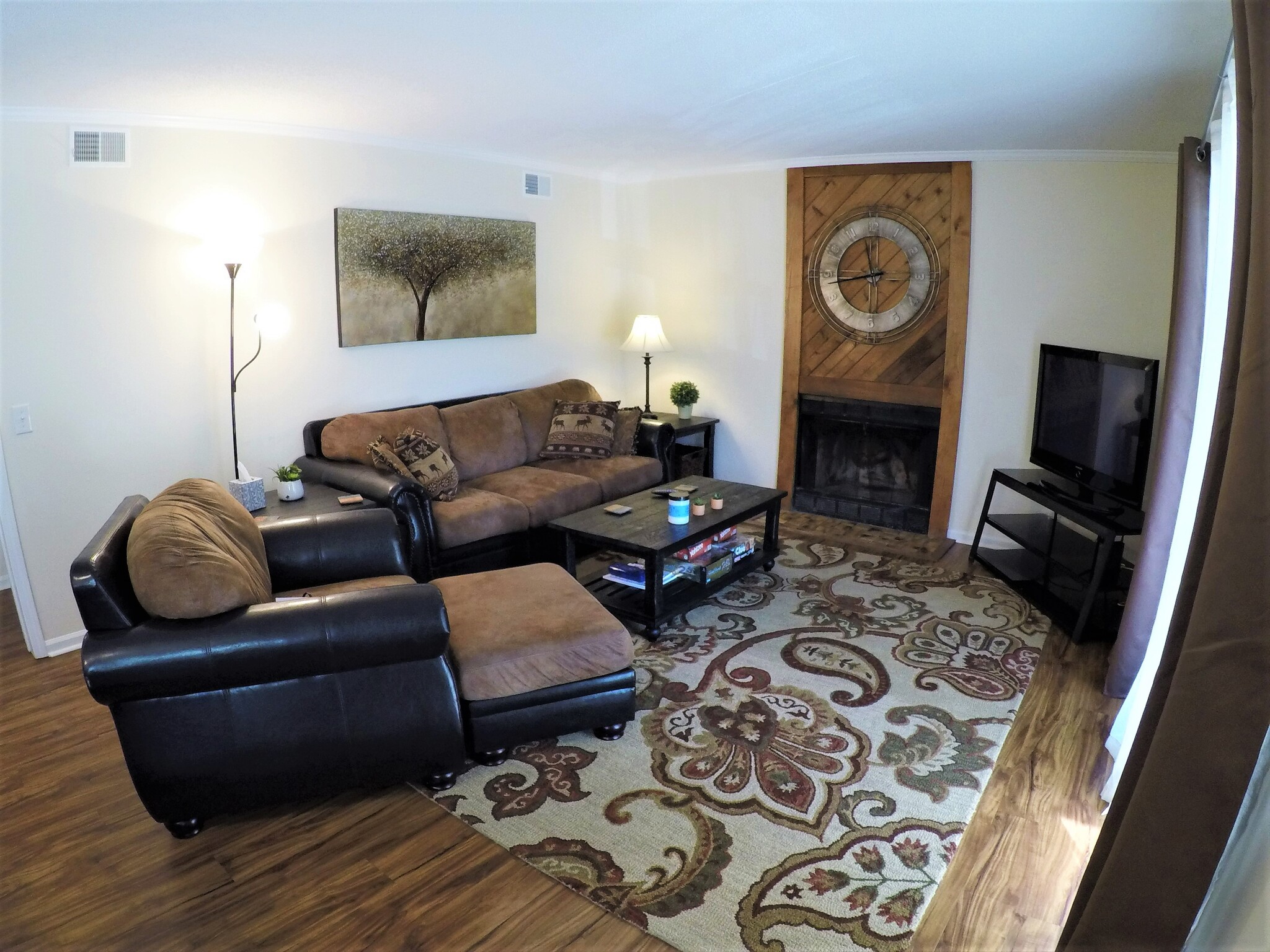 Family room with large cozy seating and a wood burning fire place - 17 Racquet Club Rd