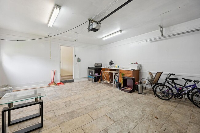 Building Photo - Move-In Ready 4 bedroom, 3 bathroom Home i...