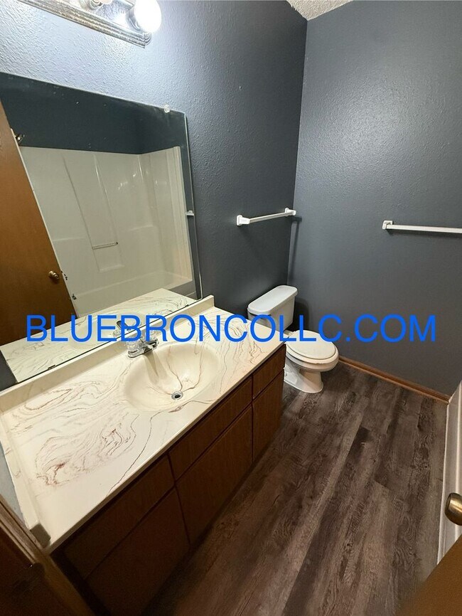 Building Photo - Updated 2-Bedroom Apartment in Raytowm