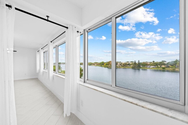 Building Photo - 877 NE 195th St