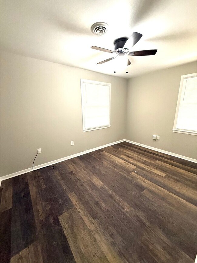 Building Photo - ** 3 bed 1 bath located in Forest Hills **...
