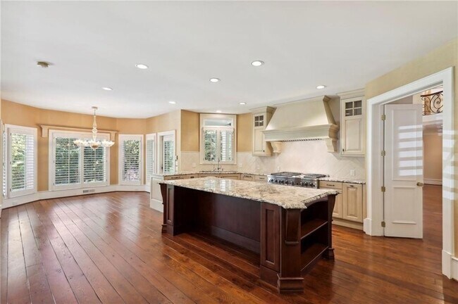 Building Photo - 1965 W Wesley Rd NW