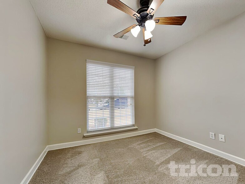 Building Photo - 1336 Parliament Lake Dr