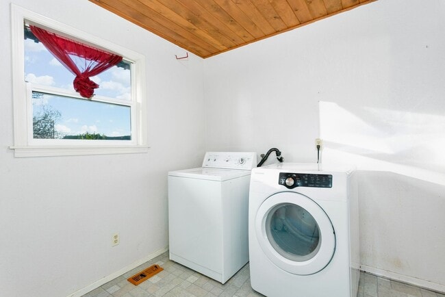 Building Photo - Spacious Tacoma Home for Rent – Available Now!