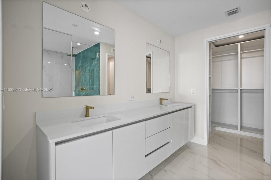 Building Photo - 700 NE 24th St