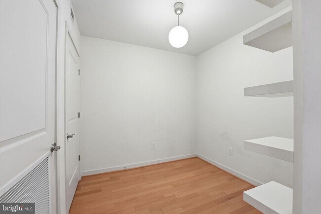 Building Photo - 1025 1st St SE