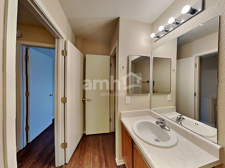 Building Photo - 6913 S Goshawk Dr