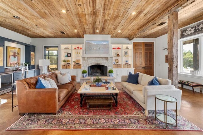 Building Photo - 2300 W Fitzhugh Rd