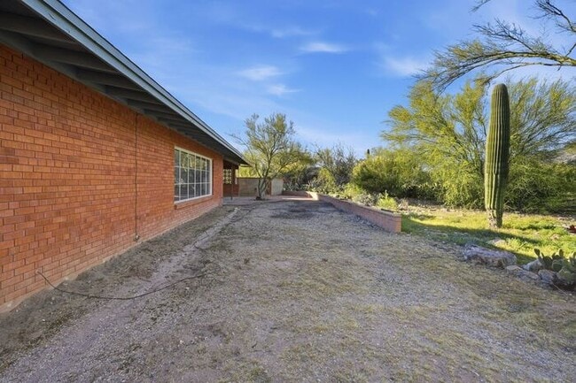 Building Photo - 2235 E Camino el Ganado